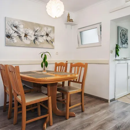 شقة Private House - Terrace, Free Parking & Comfort *