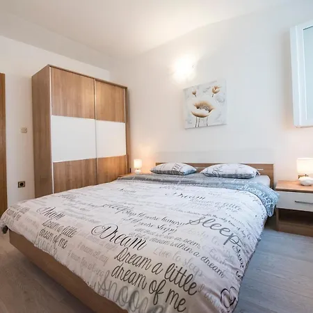 Apartment Private House - Terrace, Free Parking & Comfort