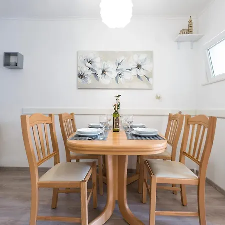 Private House - Terrace, Free Parking & Comfort Apartment *