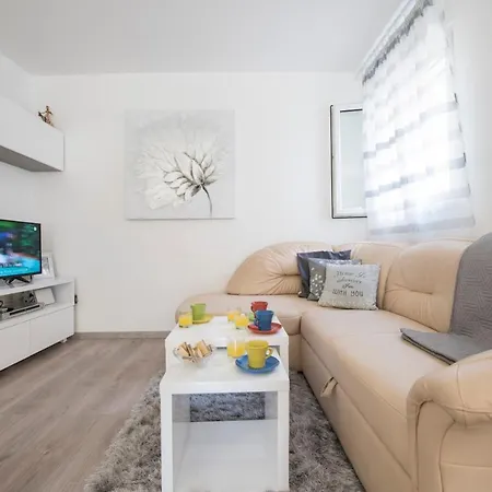 Private House - Terrace, Free Parking & Comfort