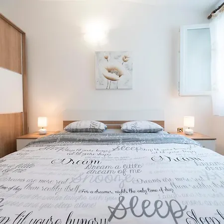 Private House - Terrace, Free Parking & Comfort Apartment *