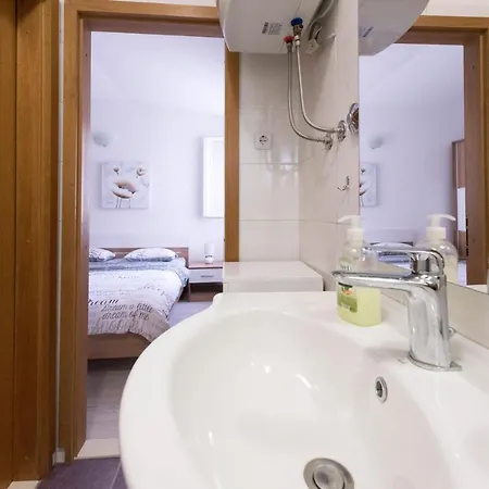 Private House - Terrace, Free Parking & Comfort Split