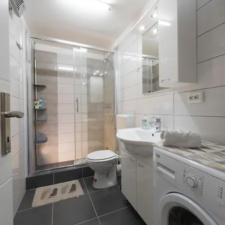 Private House - Terrace, Free Parking & Comfort Apartment