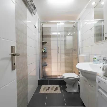 Private House - Terrace, Free Parking & Comfort Apartment