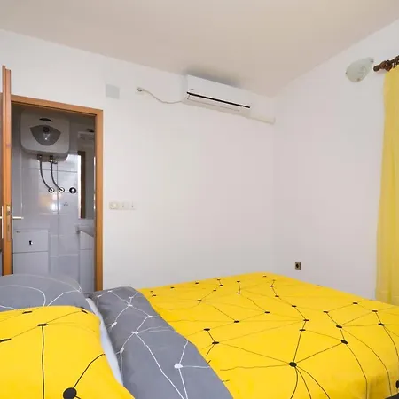 Private House - Terrace, Free Parking & Comfort Apartment