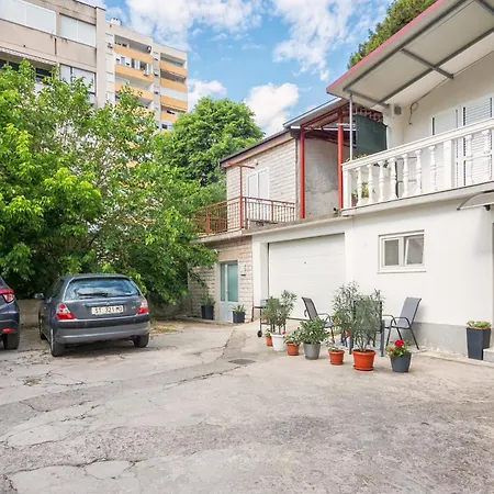 Private House - Terrace, Free Parking & Comfort Apartment