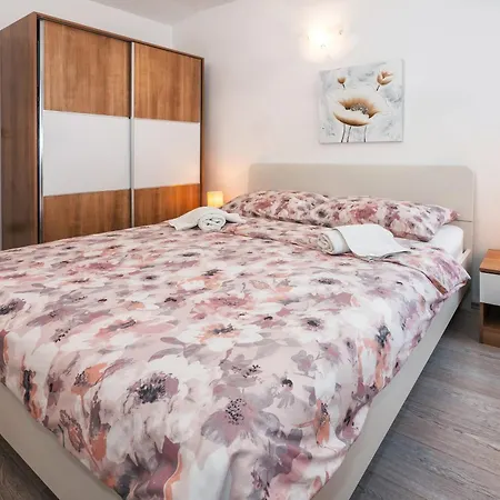 Private House - Terrace, Free Parking & Comfort Apartment *