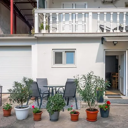 Private House - Terrace, Free Parking & Comfort Apartment