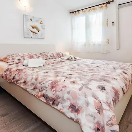 Private House - Terrace, Free Parking & Comfort Daire *