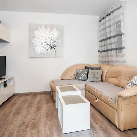 Private House - Terrace, Free Parking & Comfort Daire