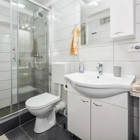 Apartment Private House - Terrace, Free Parking & Comfort
