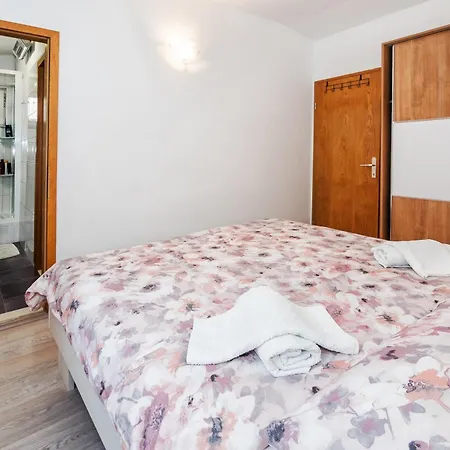 Apartment Private House - Terrace, Free Parking & Comfort Split