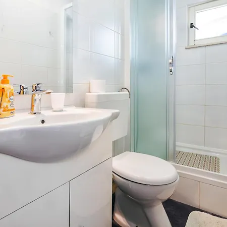 Private House - Terrace, Free Parking & Comfort Apartment