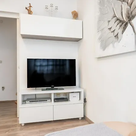 Apartment Private House - Terrace, Free Parking & Comfort