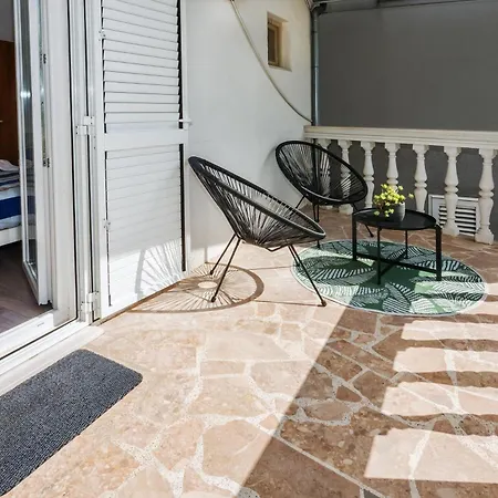 Private House - Terrace, Free Parking & Comfort